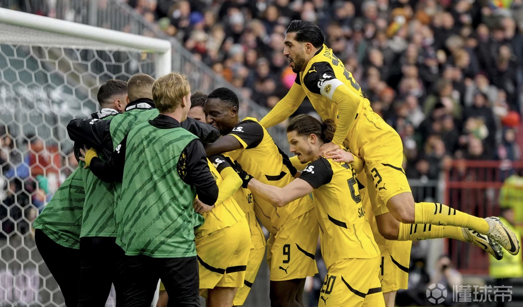 开云体育-多特蒙德今晚内部沟通；志在意甲名次提升；球迷炸锅；控场能力受关注(多特蒙德球迷gif)